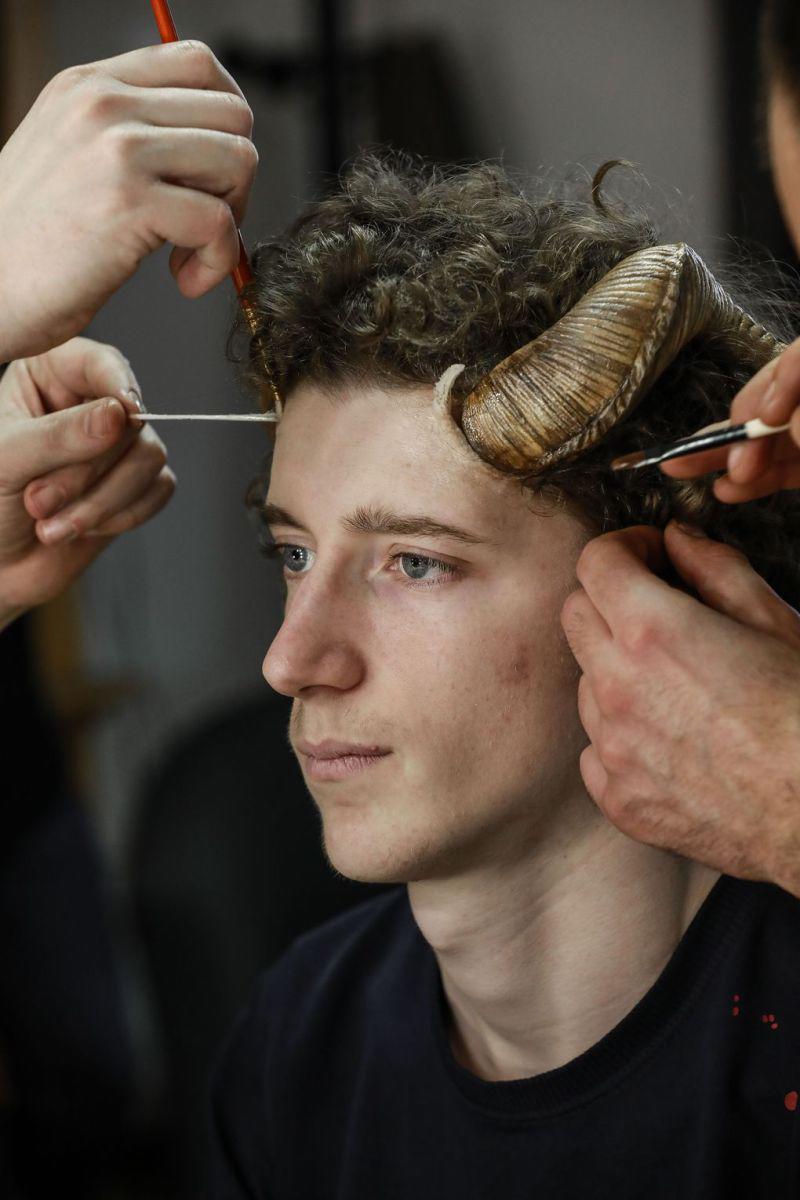 hoang hot khi chi pu bong nhien "moc them" con mat thu 3, giong het nguoi mau gucci - 10