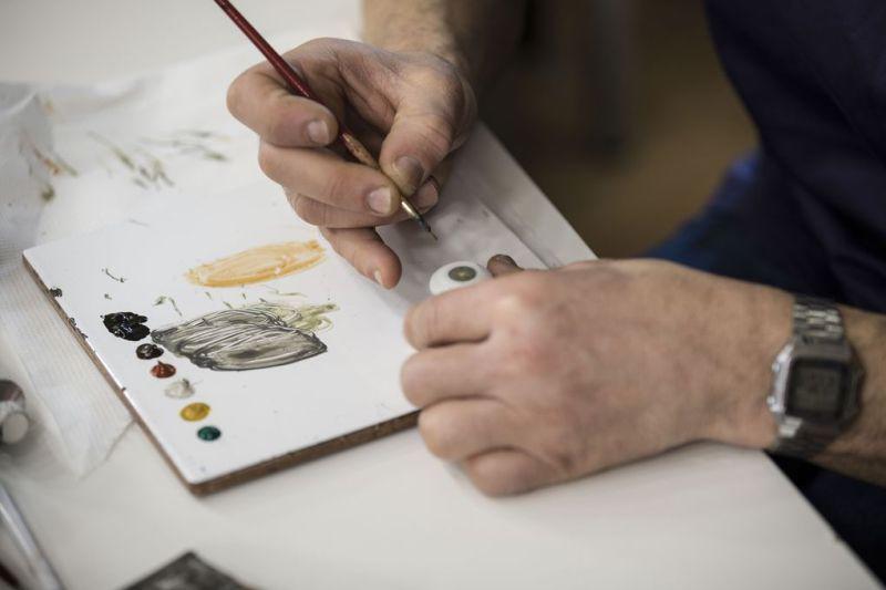 hoang hot khi chi pu bong nhien "moc them" con mat thu 3, giong het nguoi mau gucci - 6