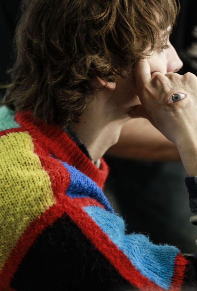 hoang hot khi chi pu bong nhien "moc them" con mat thu 3, giong het nguoi mau gucci - 8