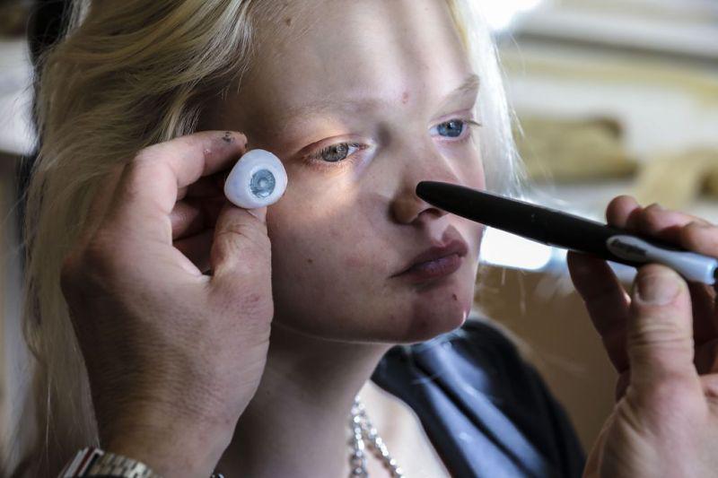 hoang hot khi chi pu bong nhien "moc them" con mat thu 3, giong het nguoi mau gucci - 9