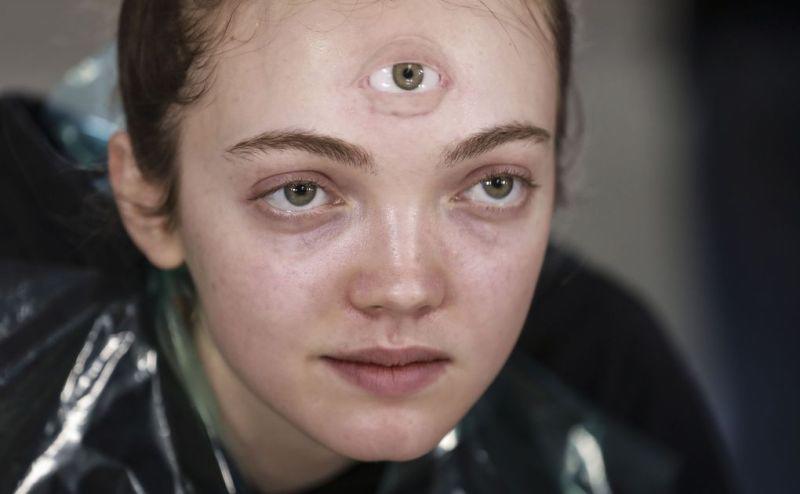 hoang hot khi chi pu bong nhien "moc them" con mat thu 3, giong het nguoi mau gucci - 5