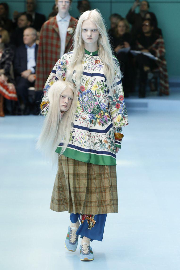 hoang hot khi chi pu bong nhien "moc them" con mat thu 3, giong het nguoi mau gucci - 12