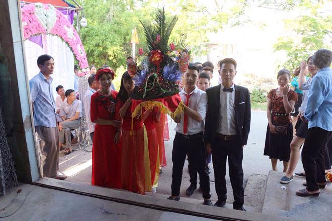 co dau tut vay cuoi cho con bu tren xe hoa gay xon xao dan mang - 4