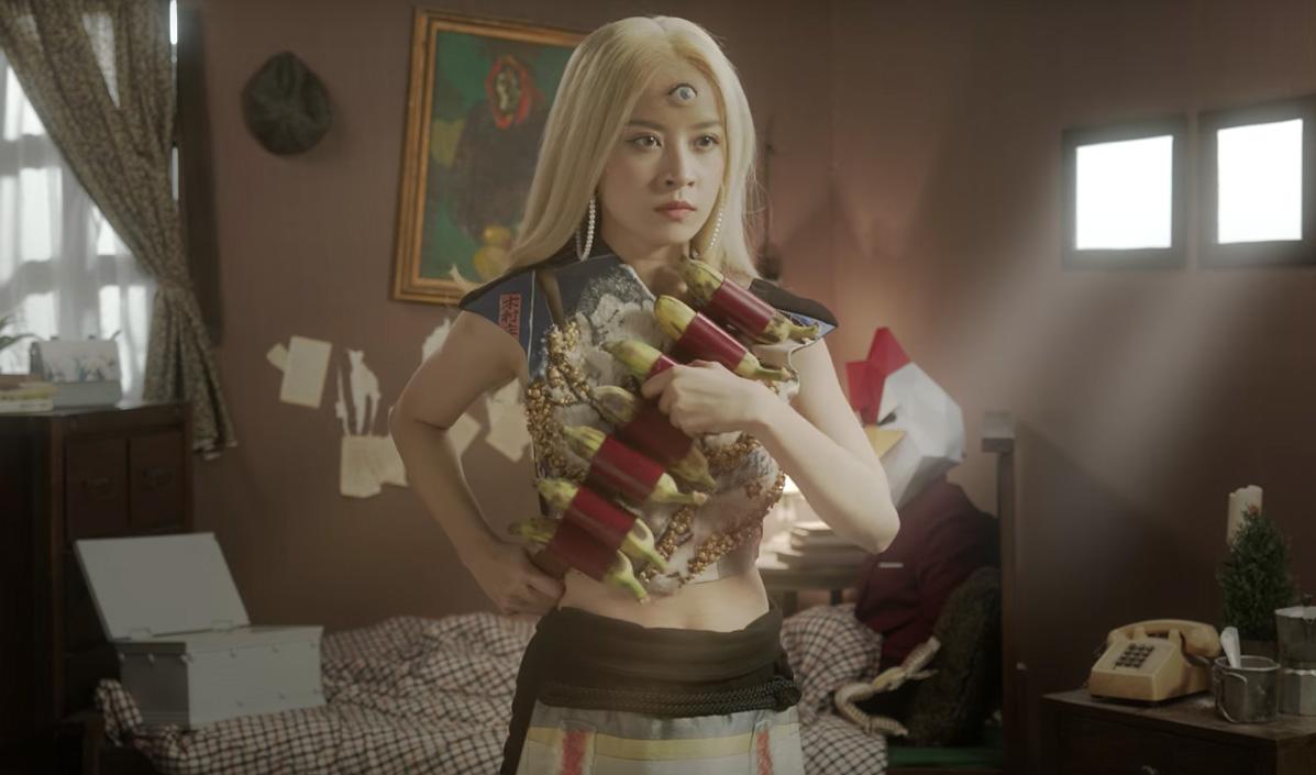 hoang hot khi chi pu bong nhien "moc them" con mat thu 3, giong het nguoi mau gucci - 1