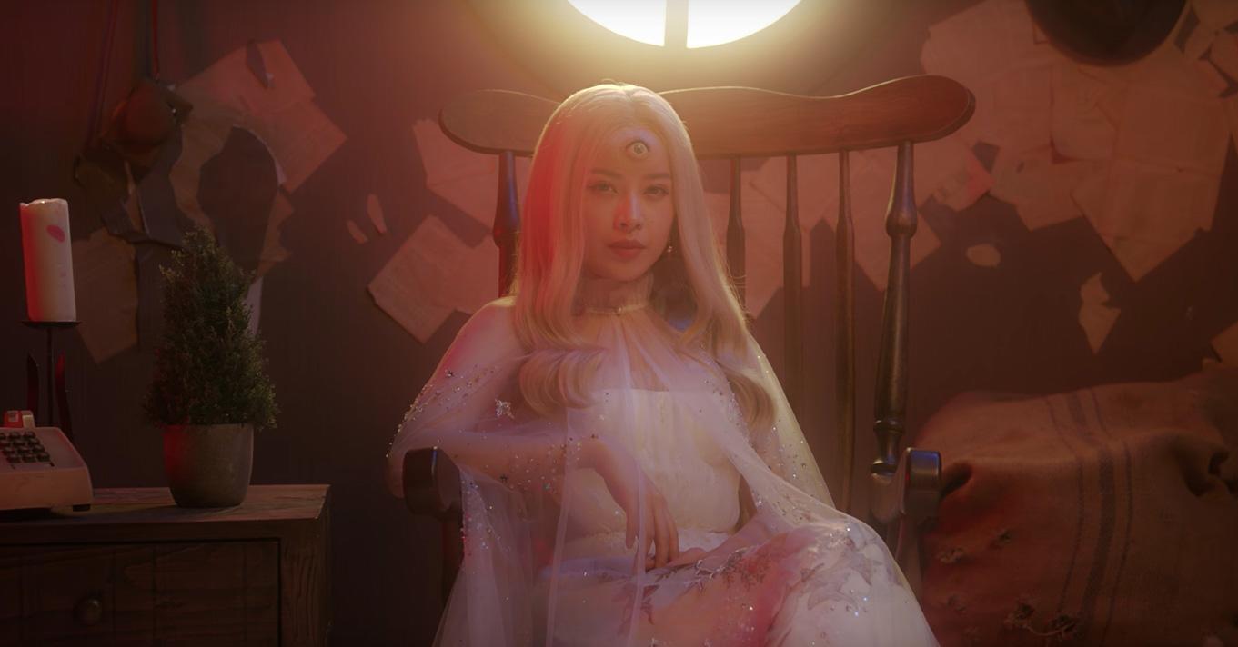 hoang hot khi chi pu bong nhien "moc them" con mat thu 3, giong het nguoi mau gucci - 2