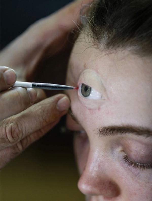 hoang hot khi chi pu bong nhien "moc them" con mat thu 3, giong het nguoi mau gucci - 7