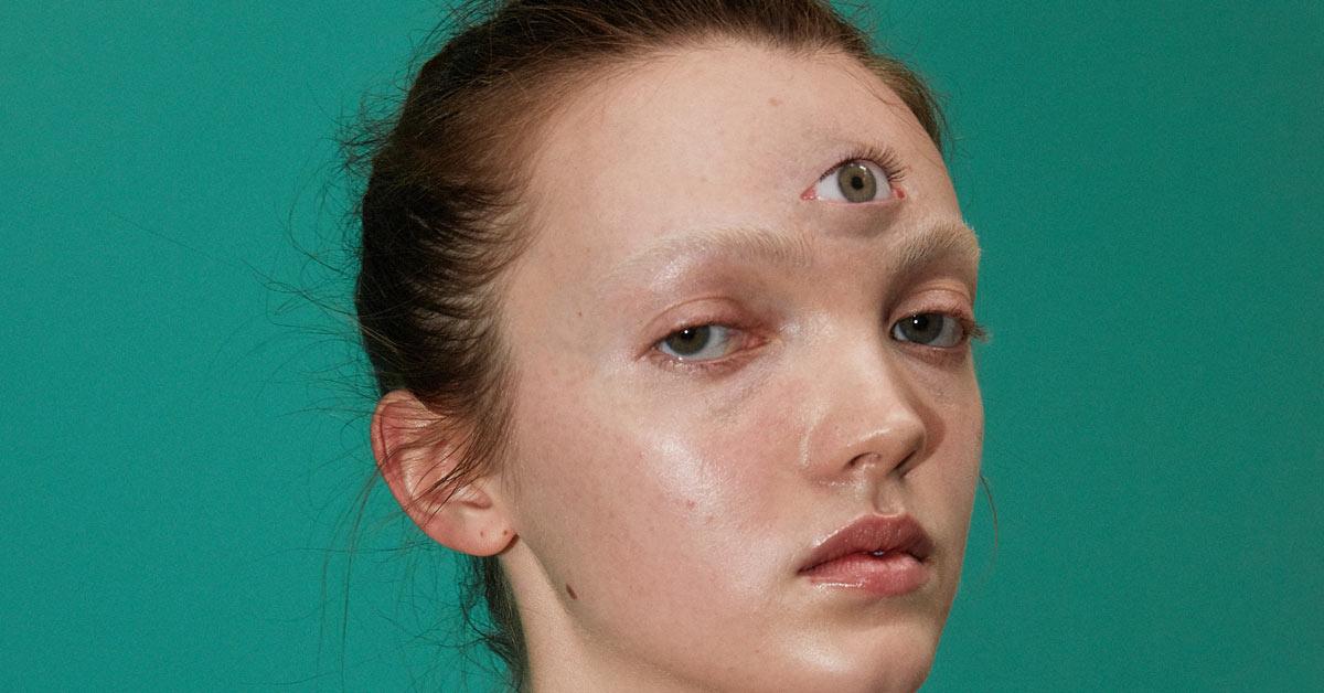 hoang hot khi chi pu bong nhien "moc them" con mat thu 3, giong het nguoi mau gucci - 4