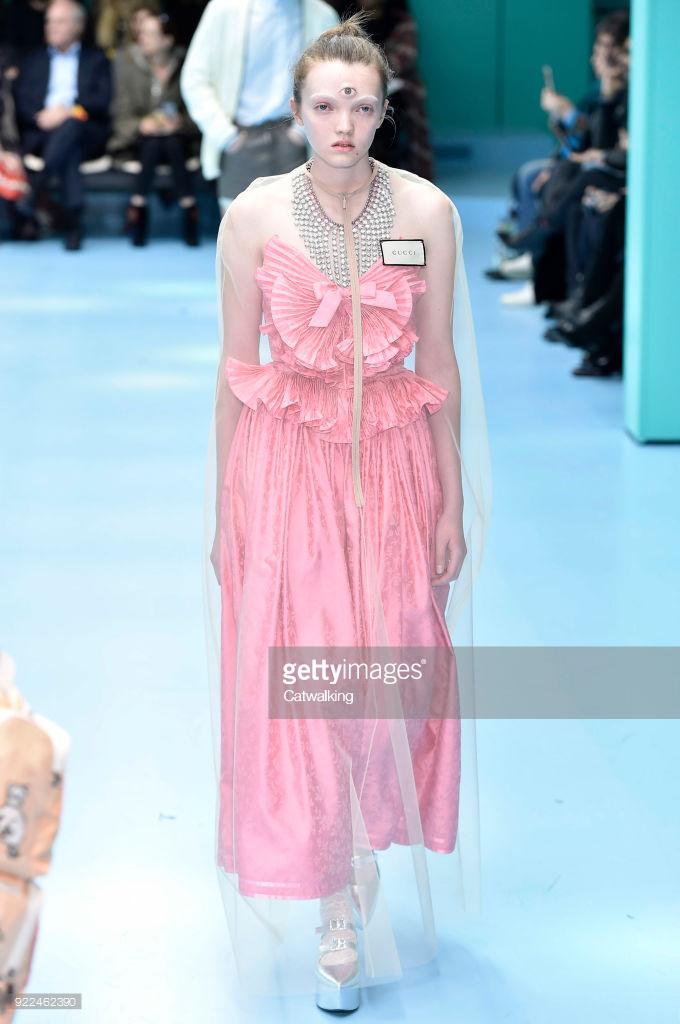 hoang hot khi chi pu bong nhien "moc them" con mat thu 3, giong het nguoi mau gucci - 11