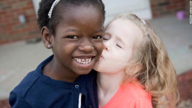 nuoi be gai chau phi va day tieng anh, vo chong soc khi be tiet lo su that khung khiep - 2