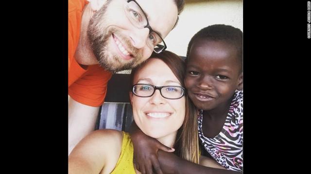 nuoi be gai chau phi va day tieng anh, vo chong soc khi be tiet lo su that khung khiep - 3