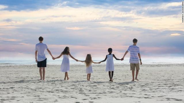 nuoi be gai chau phi va day tieng anh, vo chong soc khi be tiet lo su that khung khiep - 4