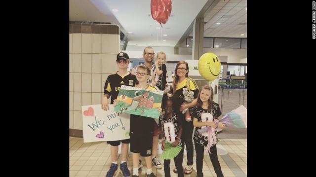 nuoi be gai chau phi va day tieng anh, vo chong soc khi be tiet lo su that khung khiep - 5