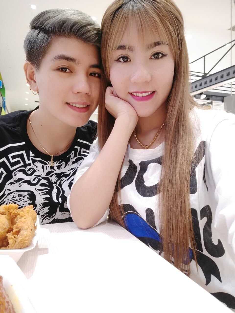 cap doi dong tinh vua gap da ben duyen, 5 nam song thu va cai ket co hau - 1