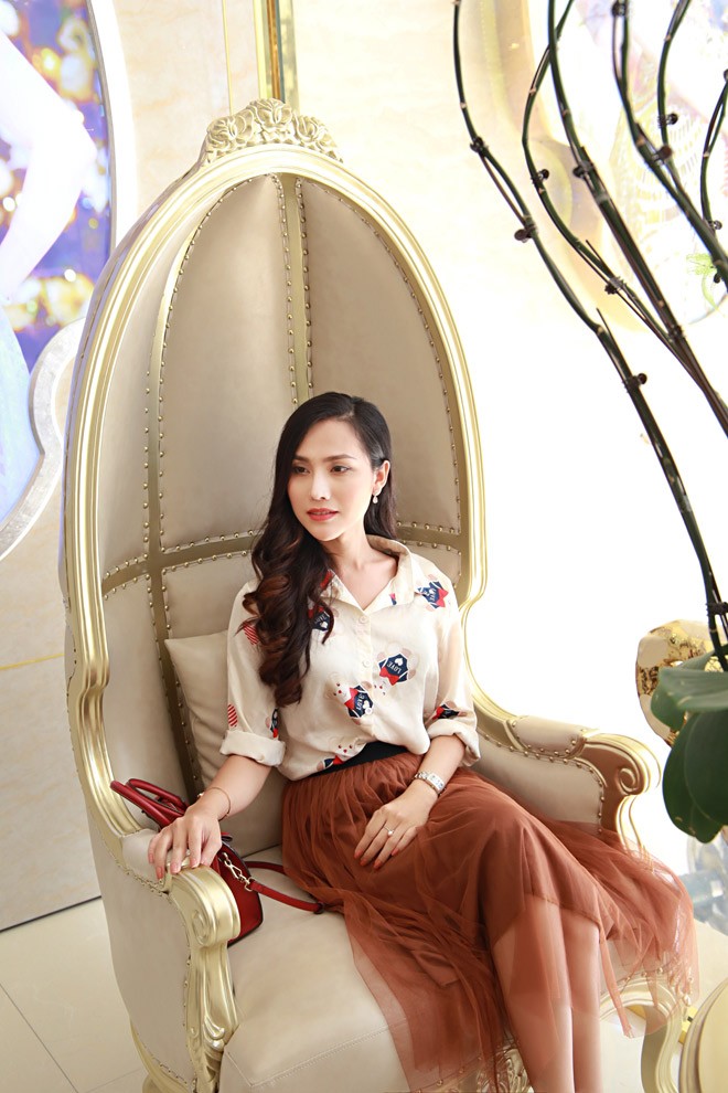 hoa hau chuyen gioi xinh dep chiem tron tinh cam cua bo tu quyen luc giong hat viet - 1