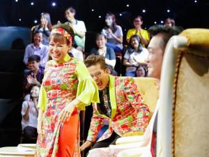 Thanh Bạch, Việt Hương cười không nhặt được mồm với màn hát cải lương bằng tiếng Anh