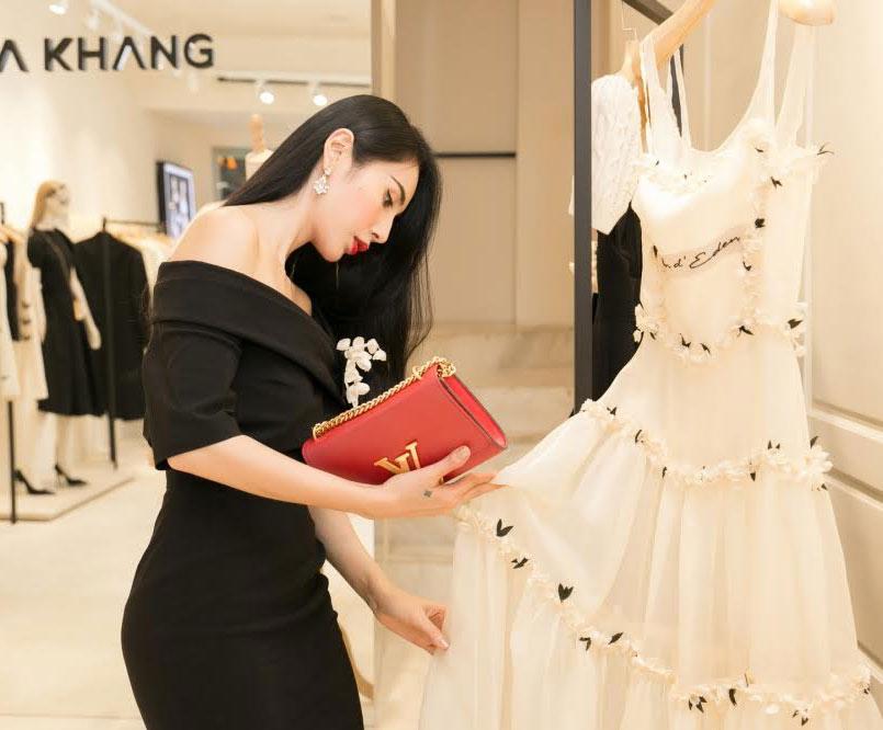 so huu gia tai trieu do nhung ba me mot con thuy tien chi dung moi mot chiec tui hieu - 6