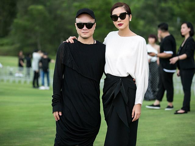 Ngọc nữ Tăng Thanh Hà diện váy nửa trắng nửa đen ấn tượng đến show Đỗ Mạnh Cường