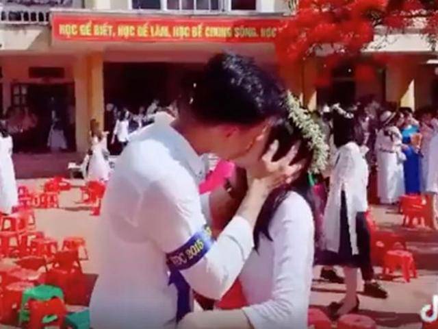 Tiết lộ bất ngờ về cặp đôi hôn nhau giữa sân trường ngày bế giảng