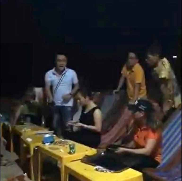 du khach buc xuc to bi "chat chem" hon 600 nghin dong tien ghe ngoi ven bien do son - 1