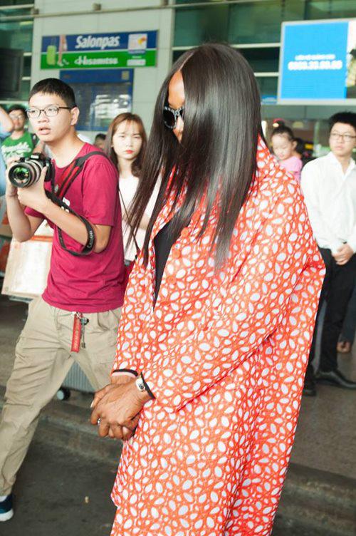 "bao den" naomi campbell toi viet nam nhung ne tranh truyen thong - 2