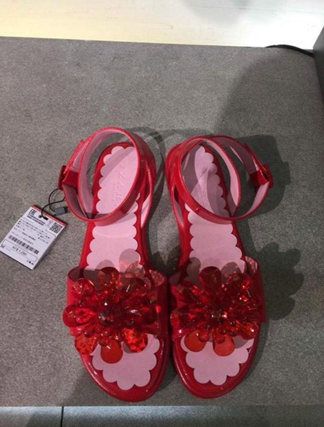 kho ngo: nhung doi dep nhua hang rong lai co gia "cat co" o troi tay - 1