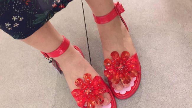 kho ngo: nhung doi dep nhua hang rong lai co gia "cat co" o troi tay - 5