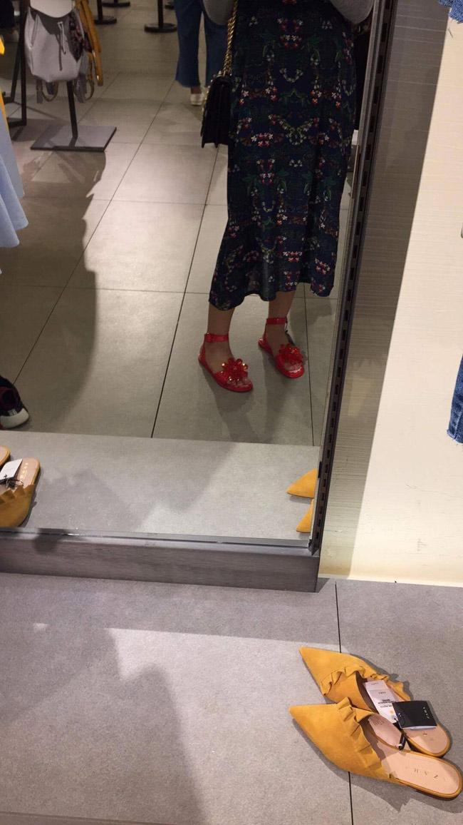 kho ngo: nhung doi dep nhua hang rong lai co gia "cat co" o troi tay - 6