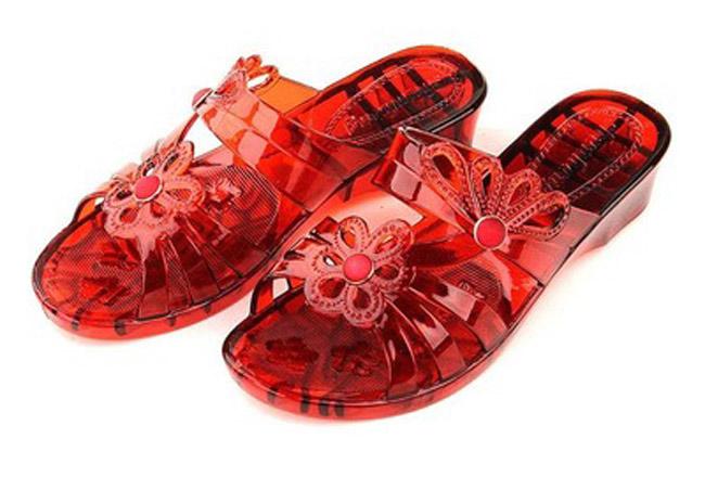 kho ngo: nhung doi dep nhua hang rong lai co gia "cat co" o troi tay - 3