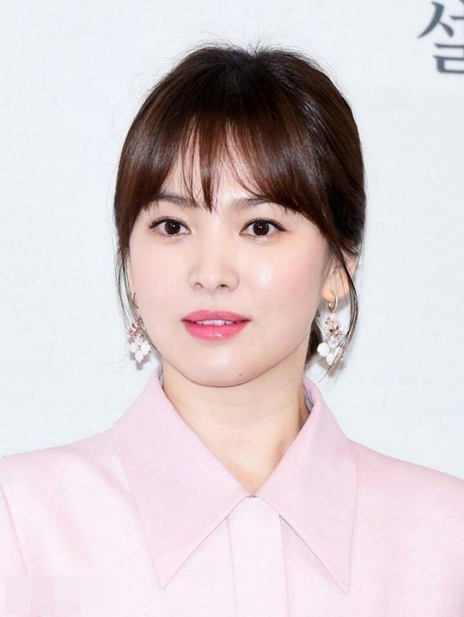 de chong o nha, song hye kyo hoa me don than co moi tinh voi trai tre kem 12 tuoi - 1