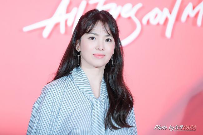 de chong o nha, song hye kyo hoa me don than co moi tinh voi trai tre kem 12 tuoi - 2