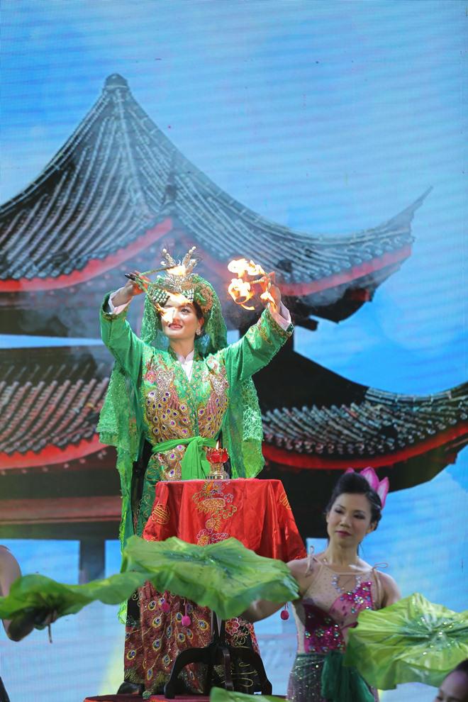 ly nha ky giat ban minh, het hon khi thi sinh vot duoc ech nhai ngay giua san khau - 10