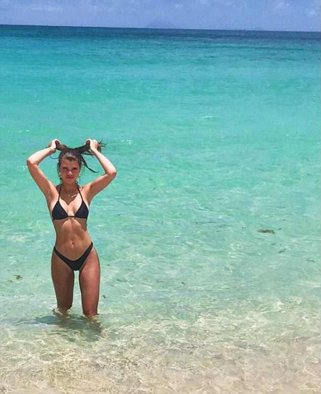 ngoi sao 24/7: nguoi day seo sau tai nan bong 8 nam truoc, selina van tu tin dien bikini - 12