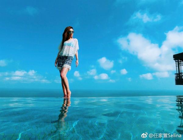 ngoi sao 24/7: nguoi day seo sau tai nan bong 8 nam truoc, selina van tu tin dien bikini - 2
