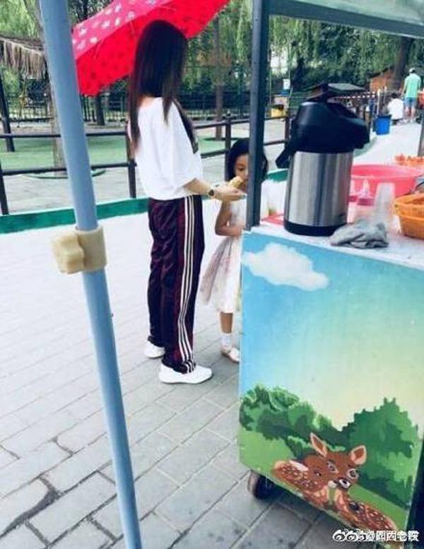 ngoi sao 24/7: nguoi day seo sau tai nan bong 8 nam truoc, selina van tu tin dien bikini - 4