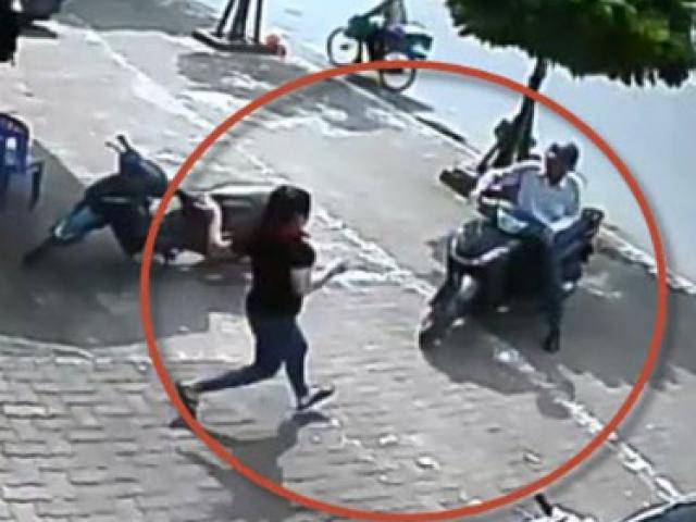 Hà Nội: 5 người phụ nữ chống trả quyết liệt giành lại chiếc xe SH từ tay tên trộm