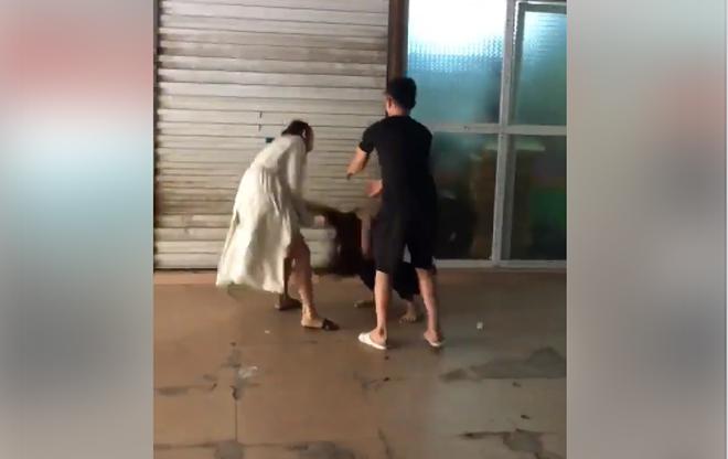 bo nhi danh ghen nguoc, cuop chong con tim den tan noi dan mat nguoi vo xon xao mxh - 3