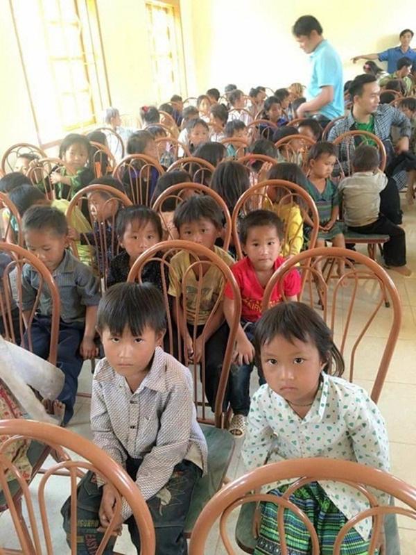 ngu gat khi cho nhan qua 1/6 tu hoi tu thien, be trai khien nhieu nguoi xot long - 2