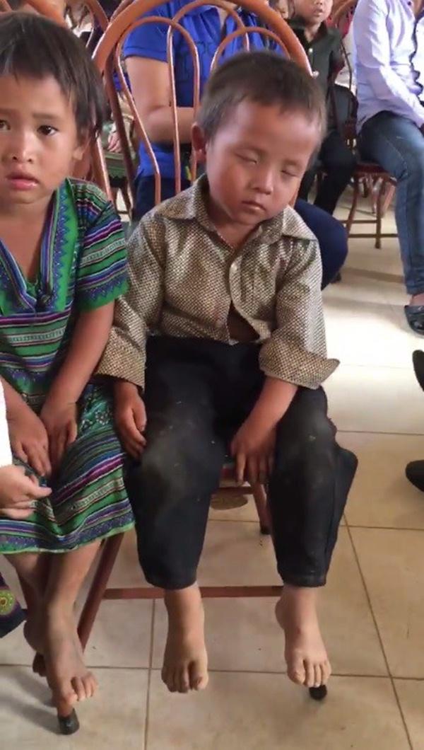 ngu gat khi cho nhan qua 1/6 tu hoi tu thien, be trai khien nhieu nguoi xot long - 1
