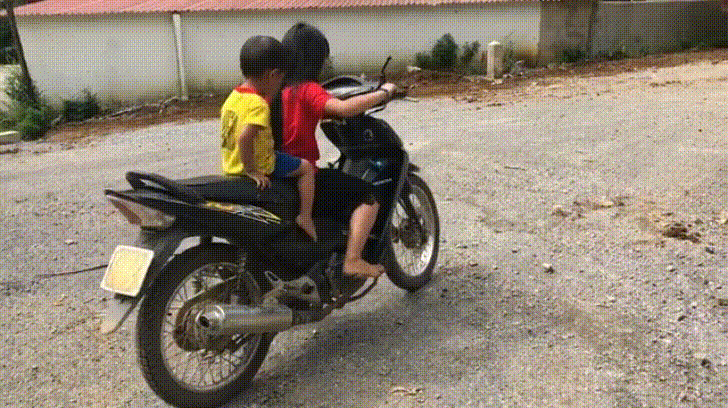 phu huynh hoang so truoc canh be gai 10 tuoi o hoa binh cho em phong xe may vun vut - 1