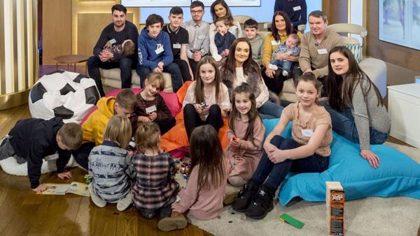 pha vo loi the, cap vo chong "man nhat nuoc anh" tiep tuc mang thai dua con thu 21 - 5