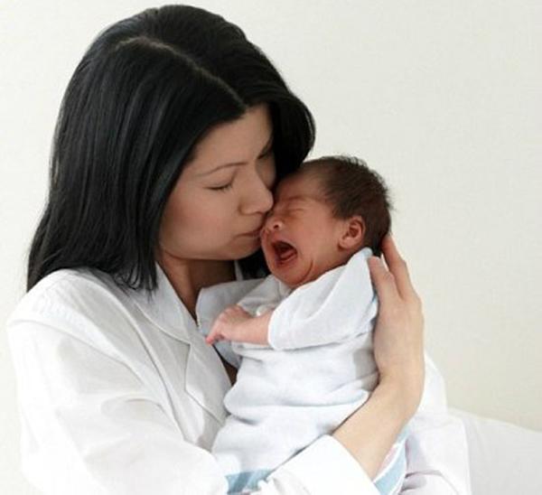 me tre soc nang khi nhin camera thay con 3 thang bi nguoi giup viec lac dien dao - 3