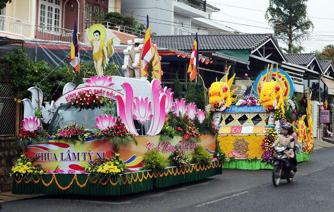 xe ket hoa tuoi o da lat ruc ro trong dai le phat dan - 2