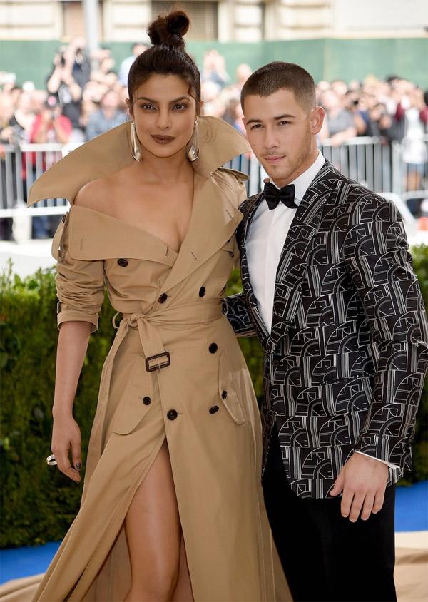 bo hoa hau hoan vu, chang nam ca si lai gay sot khi den voi hoa hau the gioi - 1