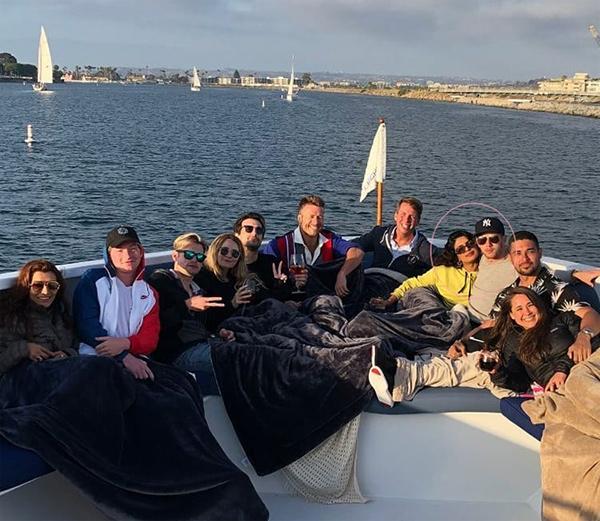 bo hoa hau hoan vu, chang nam ca si lai gay sot khi den voi hoa hau the gioi - 2