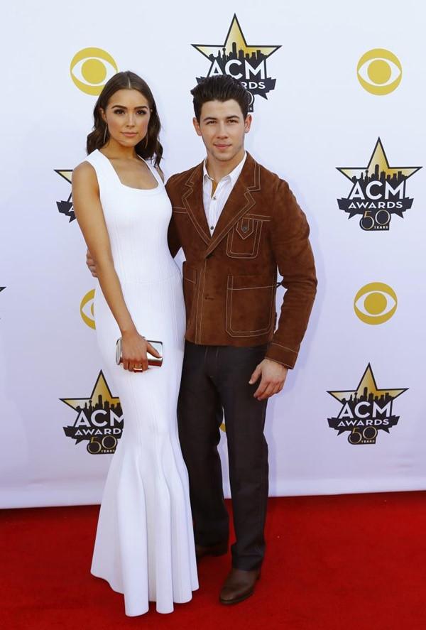 bo hoa hau hoan vu, chang nam ca si lai gay sot khi den voi hoa hau the gioi - 3