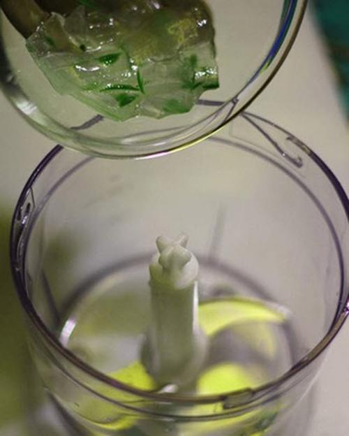 chay ra cho mua tum vai dang vao mua ve thuc hien meo lam trang da mat ngay - 5