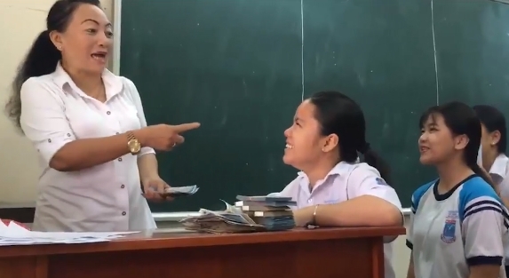 co giao thuong ca coc tien 20.000 dong cho hoc sinh co bai kiem tra tren 6,5 diem - 2