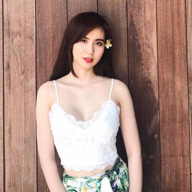 cuoc song xa hoa cua nhung hot girl bo showbiz lay chong dai gia - 9