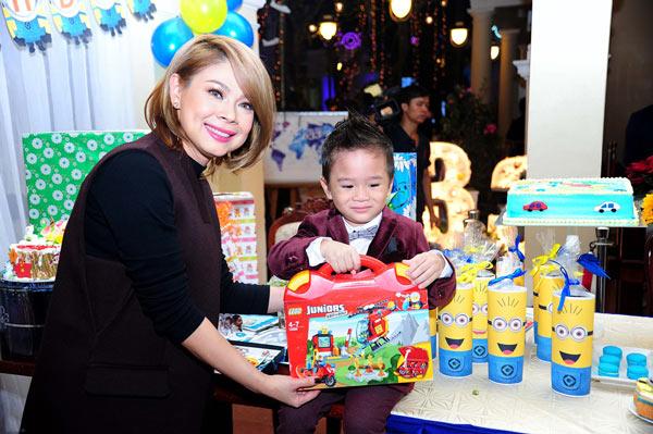 sap lam bon, thanh thao van khong quen cham lo day do tot con nuoi jacky minh tri - 2