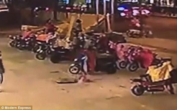 nghe tieng het that thanh cua be gai, nguoi di duong ngoanh lai chung kien canh tuong dang so - 2